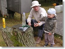 Nejmladší člen OK1MHW teamu přebírá od mamky potřebné nářadí