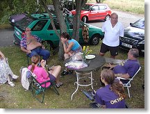 Posezení u kulatého stolu