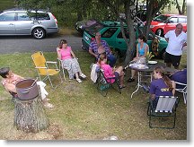 Právě se dojedl Vestecký guláš - viz nádoba na servírovacím pařezu