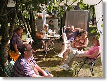 Dokola okolo stola = Eda OK1HEH, Libor OK1FPL, Bohoušek OK1PBB, Tomáš (OK1FCR team), Ivan OK1PI, Zdenka OK2PLH a Iva (OK1FRD team)