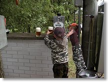 Po generace oblíbená atrakce Vestecké omladiny. (když tak vidím Kubu, jak balancuje na hraně sudu je mi nastálá