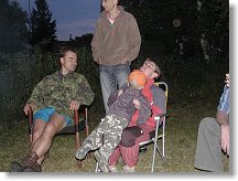 U ohýnku OK1MHW, OK1BP a Hanka s Kubou