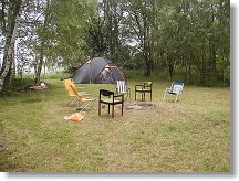 Stan zvaný šapitó OK1FCR team, muchlanec vedle je Marten OK1CMA ve spacáku.