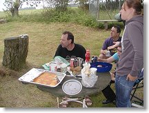 Všichni se zájmem sledují odjezd cykloteamu