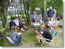 Dopolední posezení, buřtovník vlevo nahoře je obsypán plody