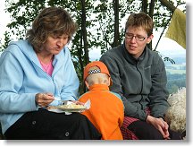 Ivuš testuje hodonínské hermelíny, opět naprosto skvělé ! Vpravo Hanka spolutvůrkyně této dobroty