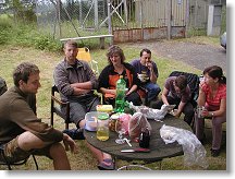 A zase u kulatého stolu - Honza OK1JD, Péťa a Iva (OK1FRD team), Láďa OK1FCR, Tom a Blanka (OK1FCR team)