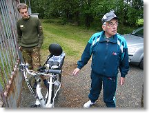 Honza OK1JD obhlíží Bohouškův stroj (LiPolky, dojezd cca 75km, motorek 350W)