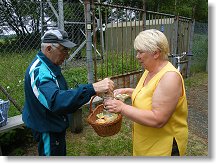 Marta XYL OK1FPL přivezla tradiční moravské koláčky, Bohoušek kontruje svoji jemňoučkou Bohušovicí