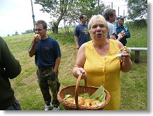 Marta nabízí i Péťovi, toho času za hledáčkem foťáku