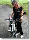 Iva je zkušební jízdou na Bohouškově elektrokole nadšena