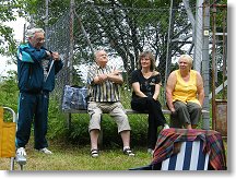 OK1PBB něco vysvětluje osazenstvu lavičky