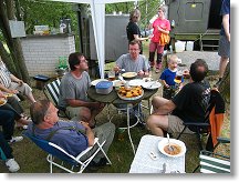 Jelikož jeden stůl je na takové množství poživatin málo, nasazují se další pomocné stolečky