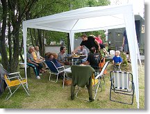 Podává se polední gulášek. Opět z kuchyně Ivy a opět výborný (Cibuli jsem ovšem krájel já)