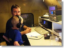 OK1MHW a Vojtíšek u zařízení při PDM