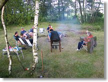 Ještě odpolední pečení buřtů. Indoormanovi Pepovi OK1AWG byla poskytnuta speciální operátorská židle Rakušačka