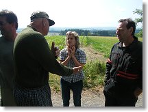 OK1FRD vysvětluje Romče, že Pavel pravděpodobně příjde o levou paži. Ivčoun uklidňuje, že má ještě pravou.