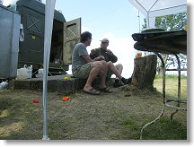 OK1CMA a OK1FRD stále neopouštějí strategické místo u servírovacího pařezu