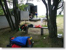 Proviant se soustřeďuje k autům