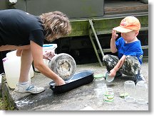 Ivuš s Kubíkem mejí nádobí