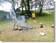 Marten v azbestových sandálech likviduje ohniště