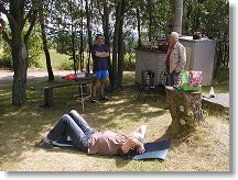 V pozadí stojí Láďa OK1FCR a Kamil OK1AIJ, na zemi relaxuje Vláďa OK1SVB