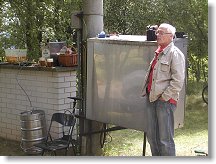 Kamil OK1AIJ poblíže polního výčepu