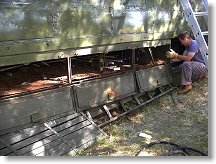 Lukáš coby zastánce razantních řešení, navrhuje vybourat mírně zkorodovanou podlahu