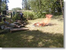 Láďa OK1FCR na poslední chvíli uklízí kempingový stoleček, o minutu déle by byl již jeho osud nenávratně spečetěn...