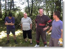 Zpovzdálé vše s obdivem sledují spoluhamové