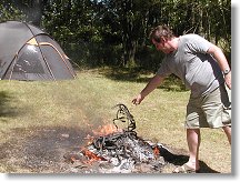 Marten ubezpečuje, že stan OK1FCR je mimo nebezpečnou zónu a na důkaz toho zvyšuje gradient hoření