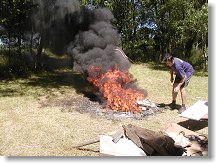 Láďa OK1FCR se i přes ubezpečení vrchního paliče o tom, že je vše v pořádku, sám přesvědčuje o stavu spalovacího procesu