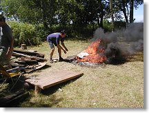 Láďa přikládá, u ohně je skvělá nálada...