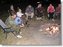 Přes den velkospalovna a večer již opět příjemný táboráček