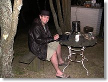 OK1CMA a jeho meteorologické pracoviště v těsné blízkosti polního výčepu - blíží se půlnoc