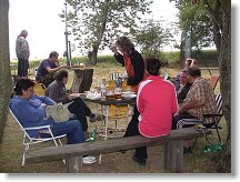 U kulatého stolu pod buřtovníkem