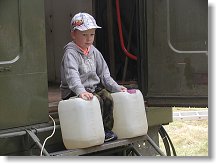 Kubík si hraje s kanystry