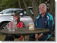 Bohoušek OK1PBB a moje XYL ukrytá za Bohoušovicí