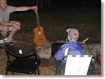 Marten OK1CMA se chysta zahrát na kytaru