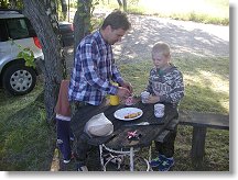 Starostlivý otec chystá snídani