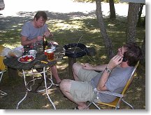 Pavel připravuje konektor pro anténní měření, Marten dělá přítele na telefonu některému ze zákazníků