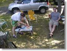 Ráno před panváglem - Míla krájí margot, Marten zálibně laská plný půllitr...