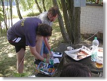 Honza OK1JD a Pavel OK1DNZ při nastavování KV drátového dipólu