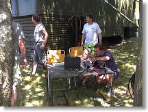 Lukáš provádí poslední přípravy na zařízení,ostatní vzhlíží k anténě