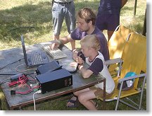 Vojta vysílá, Honza dozoruje a ta ruka s lahvičkou černého kozla patří Pavlovi DNZ