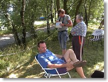 Pavel DNZ měří Honzův KV dipólek, přihlíží náš domorodý příznivec Jirka a v křesílku pochrupuje Ivan OK1PI