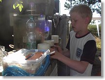 Vojta svědomitě čepuje, řídíc se heslem: Ani kapka nazmar !!