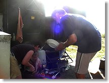 Láďa FCR pomáhá Hance s nádobím