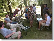 Tropické vedro nás donutilo vyhledávat stín i na místech netypických tj hned vedle panváglu