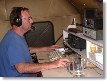 Probíhá hlavní závod a u zařízení se střídají elitní operátoři OK1KCR - momentálně u mikrofonu Ivan OK1PI